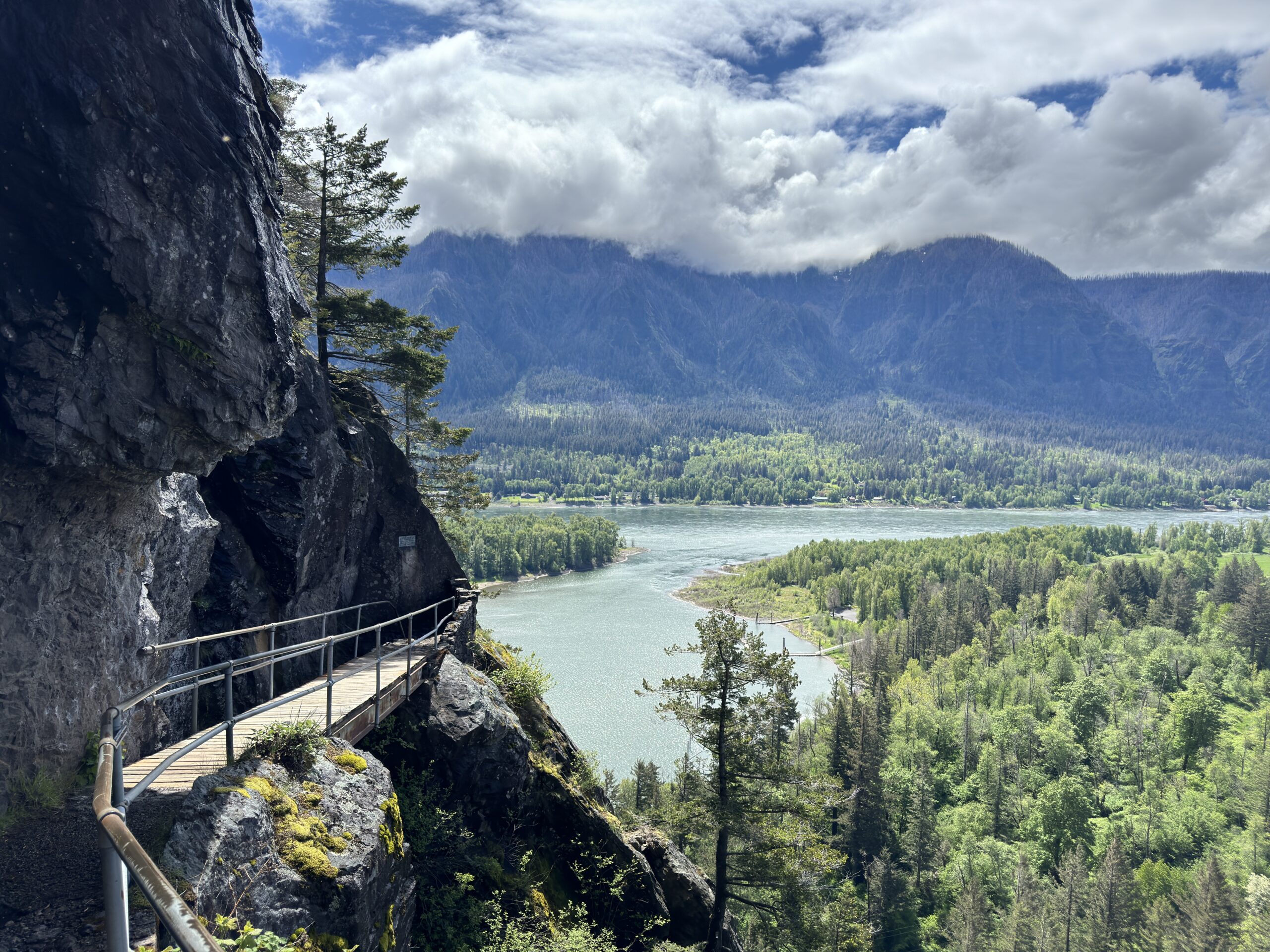 Beacon rock trail and views to the Columbia River